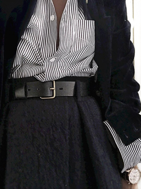 Ample jupette taille haute + chemise raye gnreusement dboutonne glisse dans la jupe = le bon mix