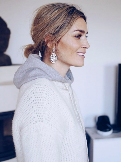 Boucles d'oreilles scintillantes + sweat  capuche + pull en grosse maille = le bon mix