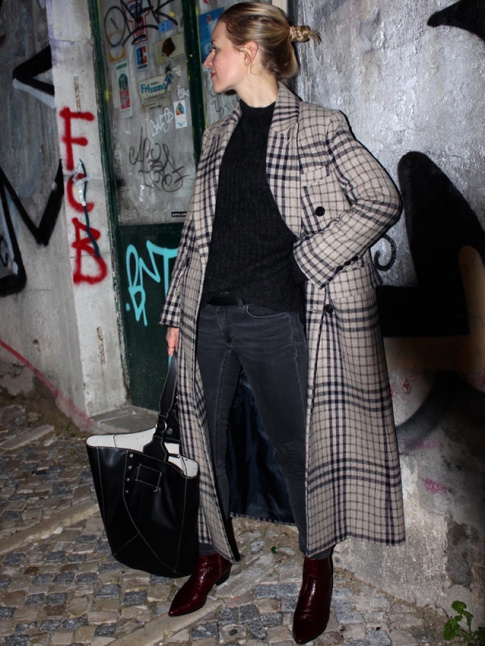 Long manteau  carreaux + look prs du corps = le bon mix