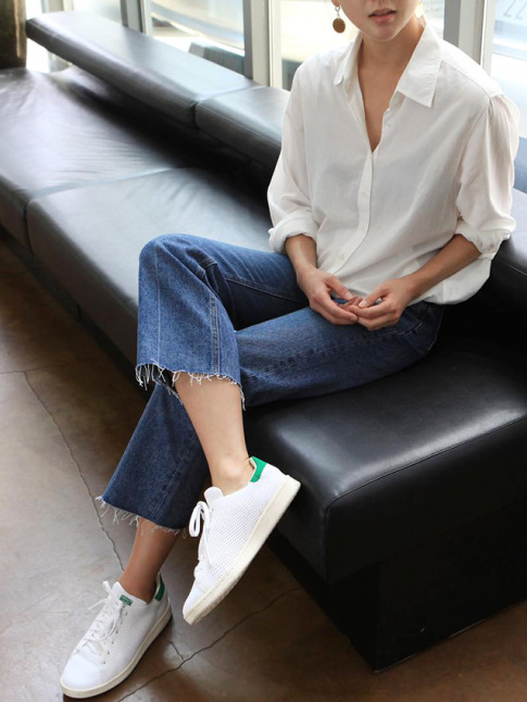 Classique mais efficace, le trio chemise blanche/jean/Stan Smith reste un must !
