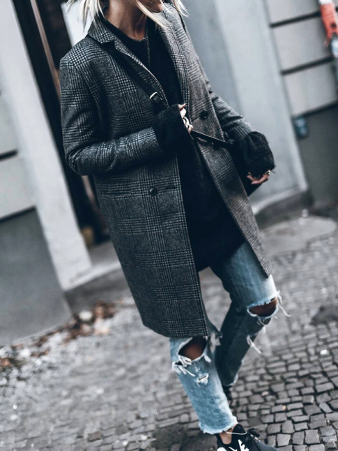 Manteau droit  carreaux masculin + jean dchir = le bon mix