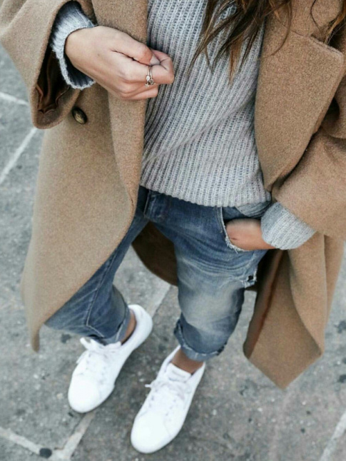 Le duo baskets blanches/pardessus beige est toujours aussi efficace !