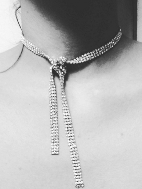 La souplesse du ruban sied bien au collier de micro diamants