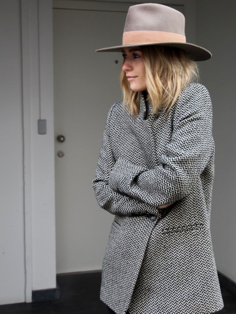 Rien de tel qu'un fedora pour booster une allure !