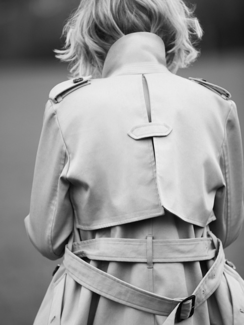 Enfiler un trench, l'un des secrets d'une allure irrprochable...