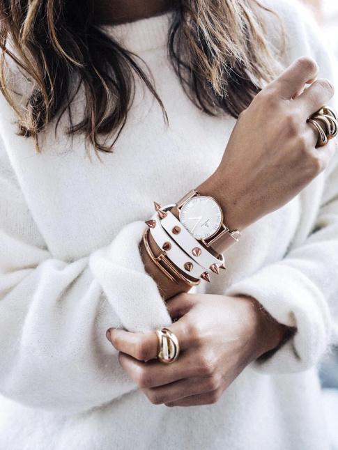 Rien de tel qu'une accumulation de bijoux pour rveiller un douillet pull-over