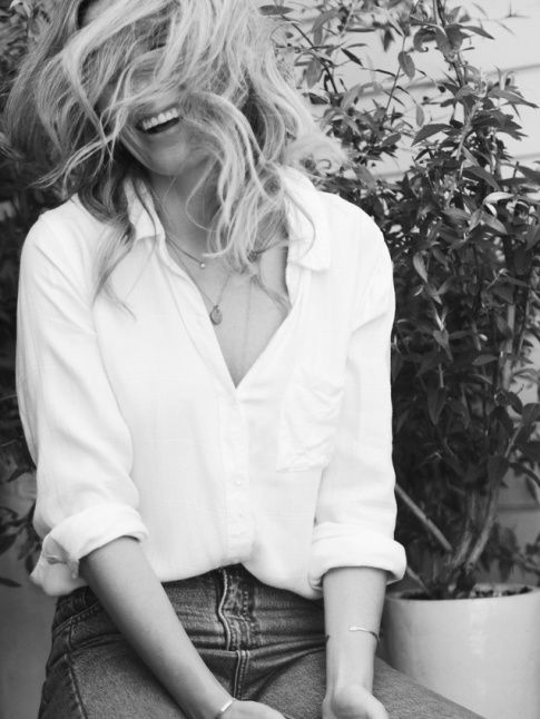 Une chemise blanche lgrement dboutonne, un clat de rire : la sensualit ne tient pas  grand chose...