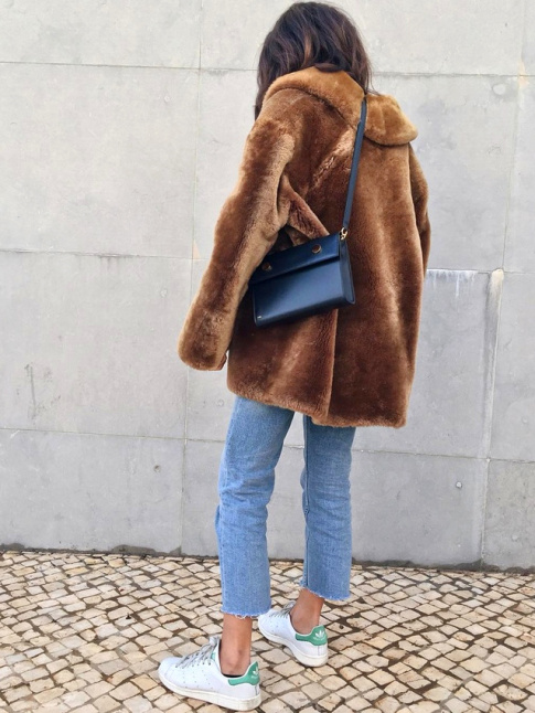 Fausse fourrure marron glac + jean 7/8 effiloch + baskets blanches = le bon mix