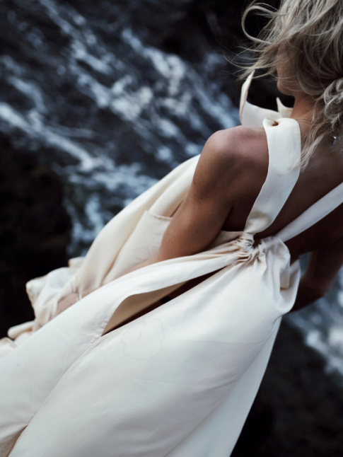 Ample, longue et minimaliste, cette robe pure a tout de la parfaite robe de plage