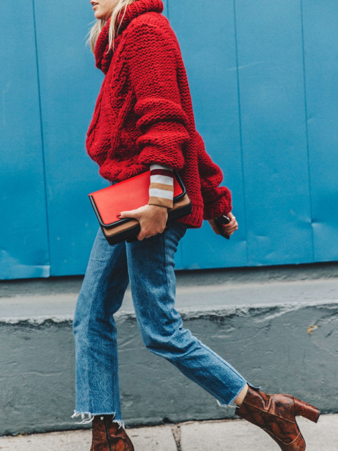 Pull torsad rouge + bottines marron + jean clair coup court sur la cheville = le bon mix