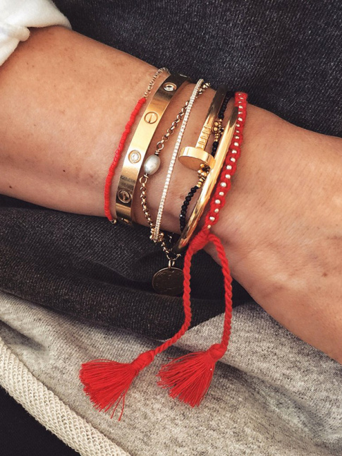 Bracelets dors + bracelets prcieux + liens rouges = le bon mix