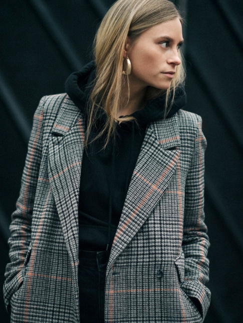 Le manteau  carreaux se marie bien  la nonchalance sporty du sweat  capuche