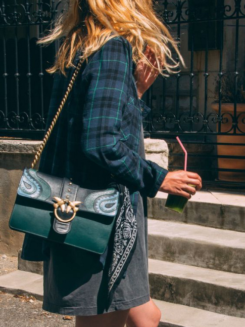 Sac fantaisie baroque/bourgeois/vintage + tenue grungy = le bon mix