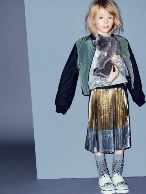 Pour ou contre les mini modles de 8 ans habilles comme des filles de 16 ans ?