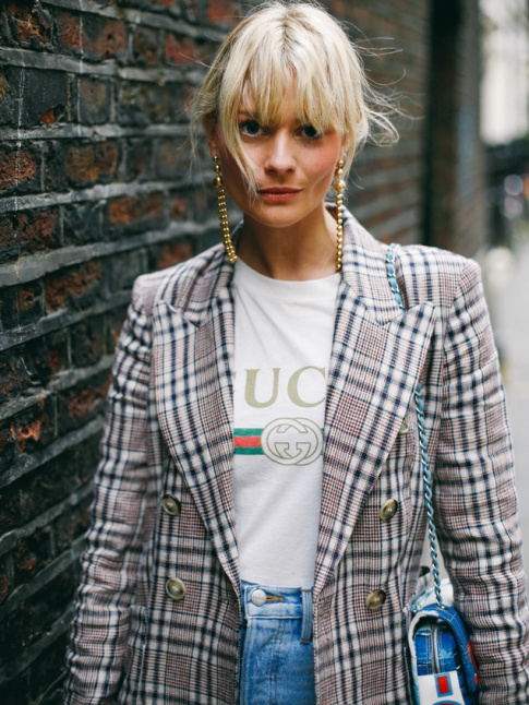 Longues boucles d'oreilles + blazer  carreaux + tee-shirt = le bon mix