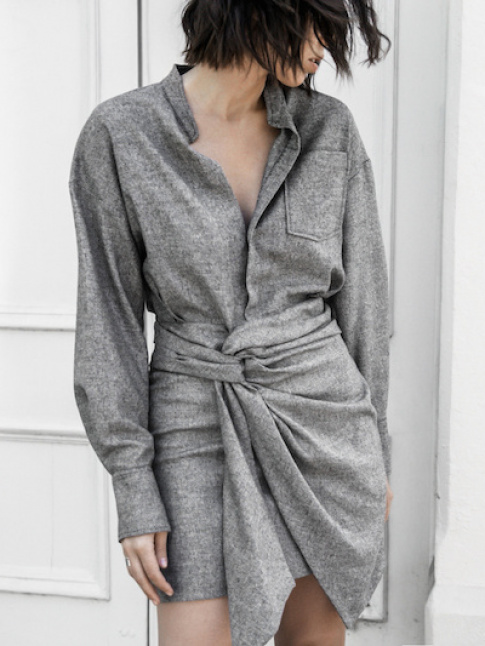 Avec sa dgaine masculine et son drap sensuel, cette robe chemise a tout bon !