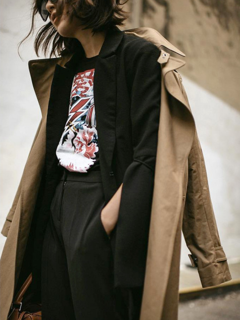 Trench-coat + costume + tee-shirt fantaisie = le bon mix