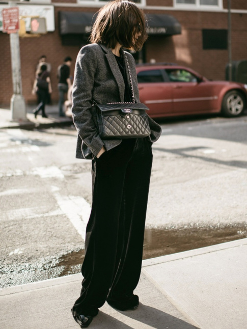 Rchauff d'un blazer boyish, le pantalon large en velours gagne en portabilit