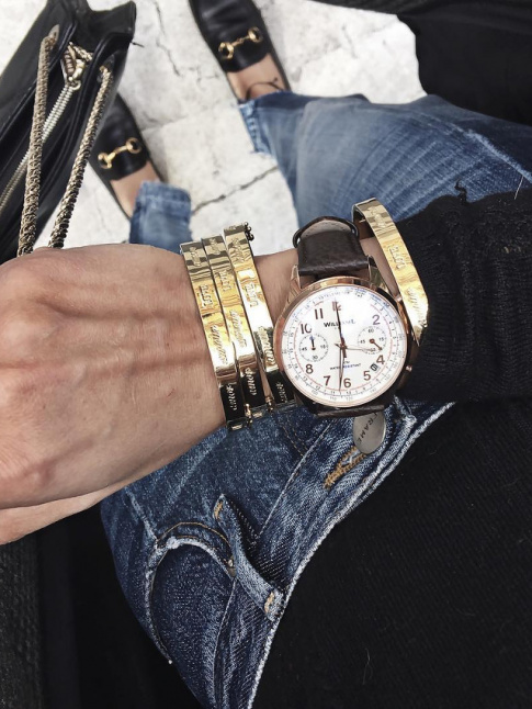 On ne se lasse pas de l'accumulation bracelets dors rigides/montre masculine