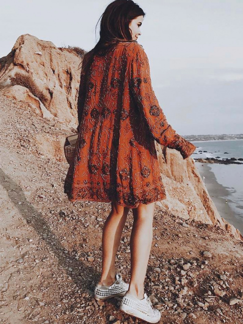 Oui au tlescopage entre baskets rock et veste folk !