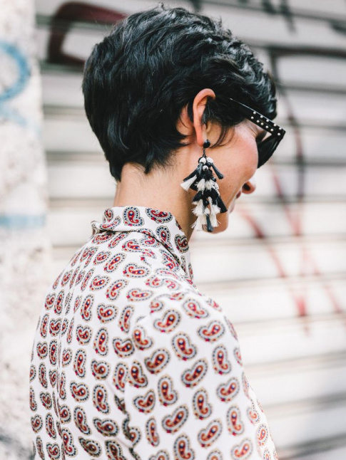 Cheveux cours + boucles d'oreilles oversize = le bon mix