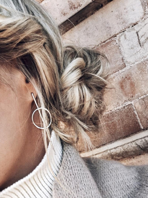 Un joli chignon port sur le ct est souvent du meilleur effet