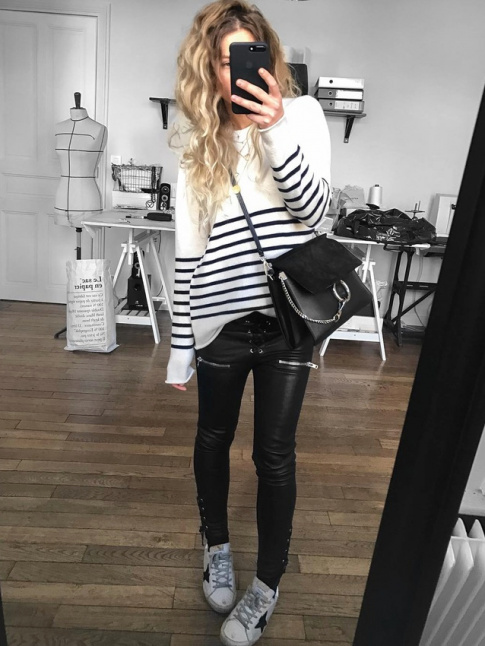 Rien de tel que des rayures marinire pour adoucir un slim en cuir !