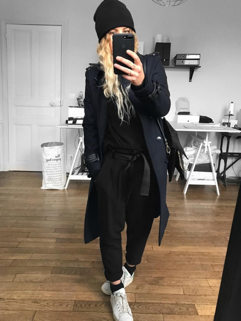 Manteau bleu marine + look carbone + longs cheveux blonds = le bon mix