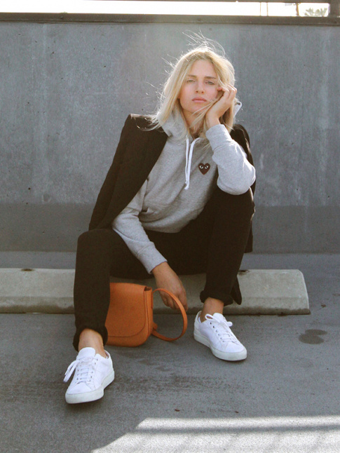 Sweat gris  capuche + blazer noir = le bon mix