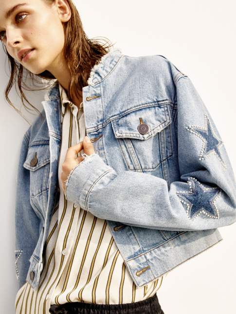 Le dernier gimmick en vogue ? Dcouper le col de sa veste en jean...