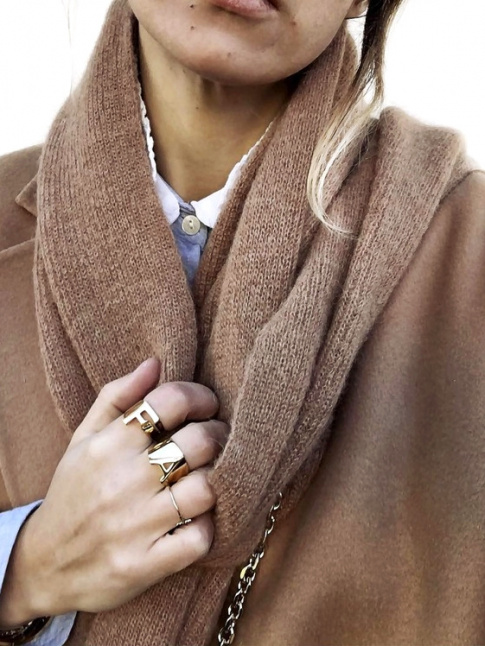 Camel + bleu ciel + blanc + dor = le bon mix