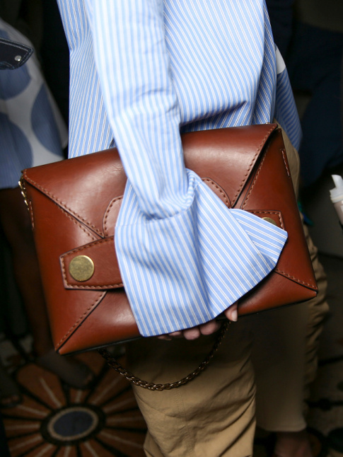 Pochette en cuir oversize marron + fines rayures pyjama = le bon mix