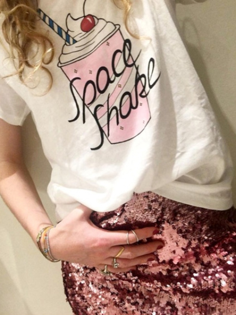 Tee-shirt funky + jupe  paillettes = le bon mix