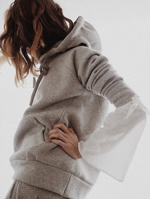 Rien de tel qu'une blouse dans l'air du temps pour sophistiquer un sweat  capuche !