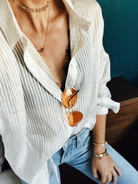Chemise ample + soutien-gorge en dentelle = le bon mix