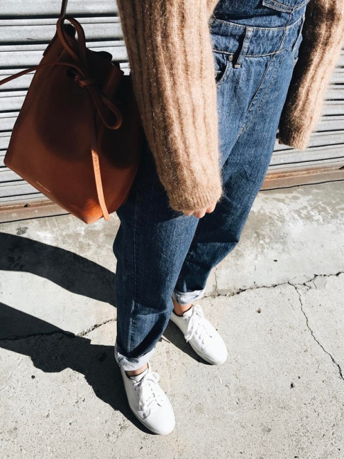 Rien de tel qu'un sac seau ultra sobre pour quilibrer un look casual !