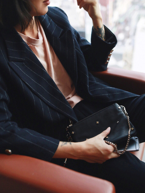 Blazer ray masculin + tee-shirt rose ple lgrement destroyed = le bon mix