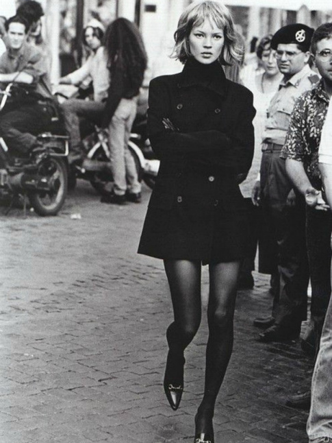 Caban + frange sixties + sublime paire de jambes = le bon mix