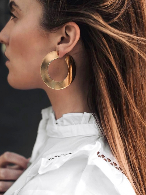 Larges croles dores + blouse blanche romantique = le bon mix
