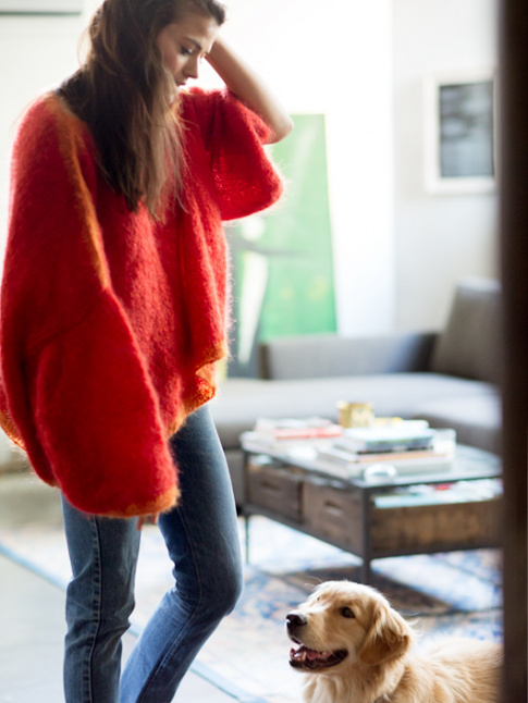 Ce pull rouge vintage nous donne envie de passer plus de temps dans les friperies...
