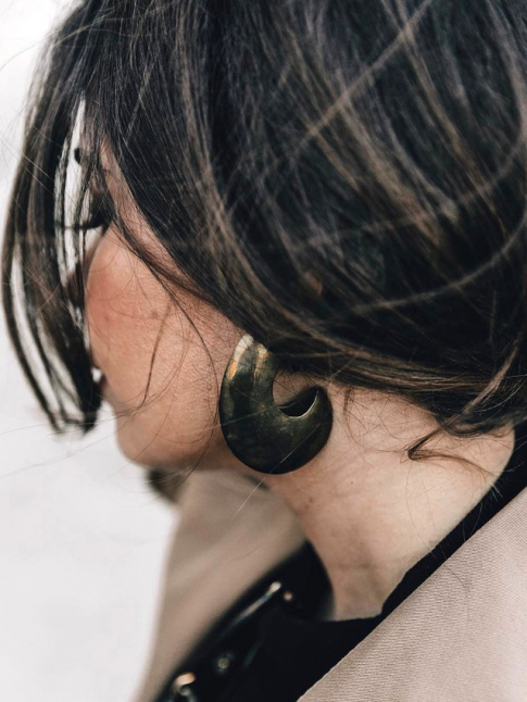 Coiffure floue retenue sur le bas de la nuque + maxi boucles d'oreilles = le bon mix