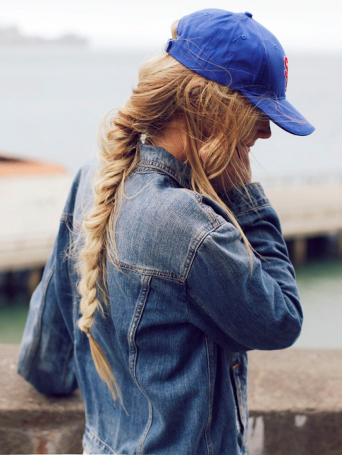 Rien de tel qu'une casquette de base-ball pour twister une longue tresse blonde !
