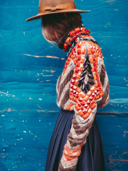 Et si l'on rebrodait nos pull-overs en mode bijou ?