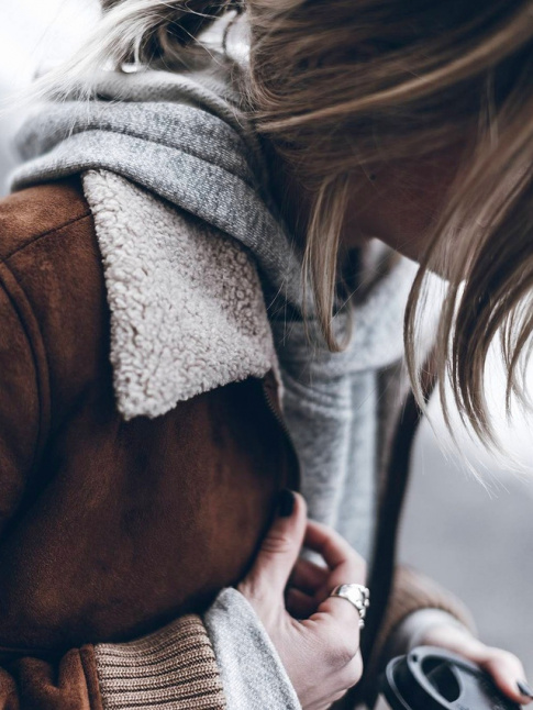 Veste en shearling + sweat  capuche = le bon mix