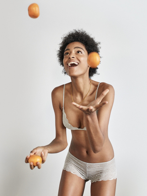 Mantra du jour : ne jamais enfiler ses vtements avant d'avoir jongl avec les oranges du petit djeuner !