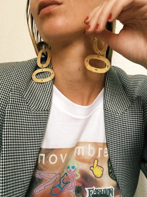 Cette saison, on twiste nos vestes pied-de-poule au contact de tee-shirts funky
