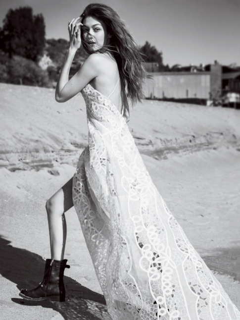 On ne se lasse pas du contraste entre boots motardes et robe longue en dentelle !