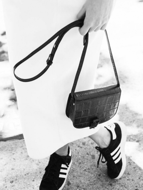 Oui au tlescopage entre baskets Gazelle et petit sac chic !