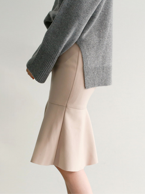 Jupe lgante en cuir + pull cosy = le bon mix
