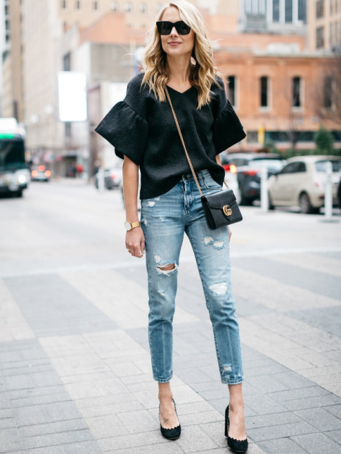 Rien de tel qu'un jean destroyed pour twister une tenue chic !